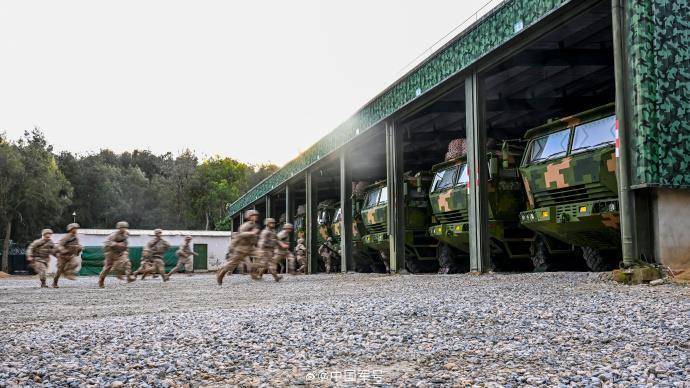 解放军环岛军演，台当局紧张不已，特朗普回应来了