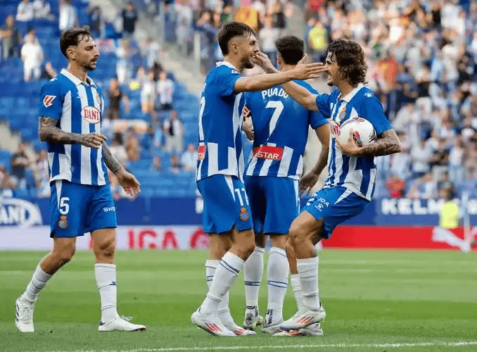 西班牙足球甲级联赛西班牙人主场破咒迎巴萨残阵领头羊争冠续命