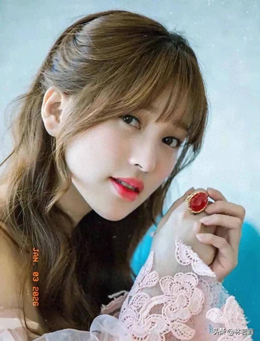 42岁金莎参加婚礼商演,穿红色裙子,少女感十足,唱3首歌挣35万