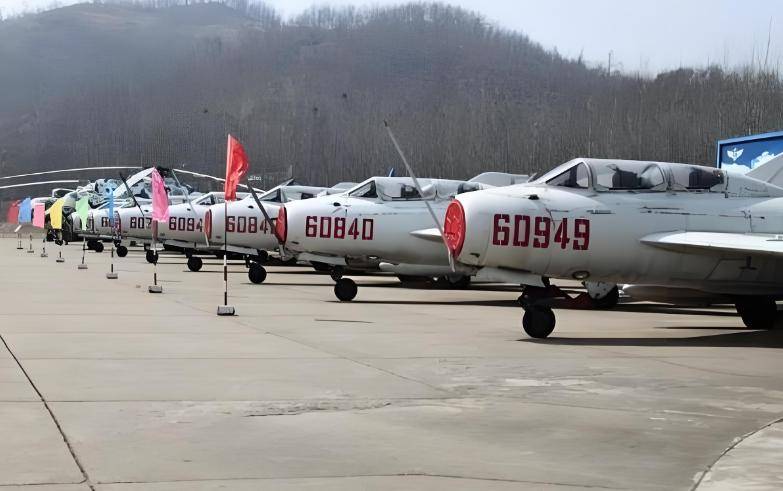 日本卫星偷拍到中国机场：密密麻麻的战机，疑惑道：咋有这么多？