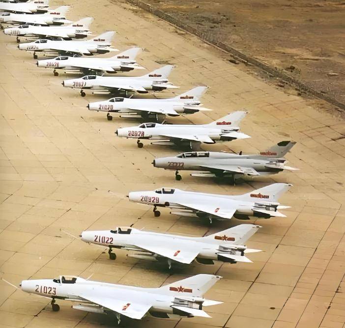 日本卫星偷拍到中国机场：密密麻麻的战机，疑惑道：咋有这么多？