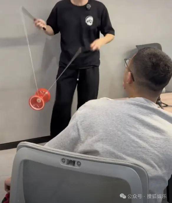 都退居幕后了还要被审判近照状态？他的转型真的还蛮彻底的......