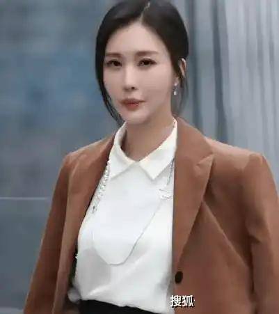 田朴珺回应离婚，清空王石所有合影！这段婚姻输给了年龄还是金钱？