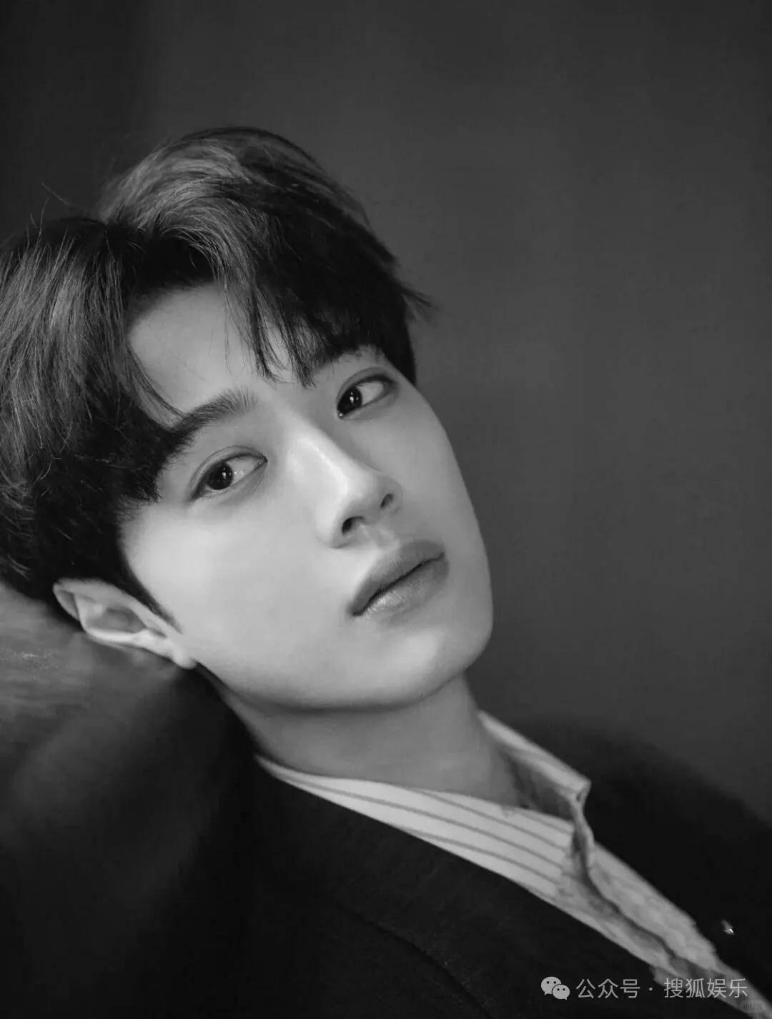 都退居幕后了还要被审判近照状态？他的转型真的还蛮彻底的......