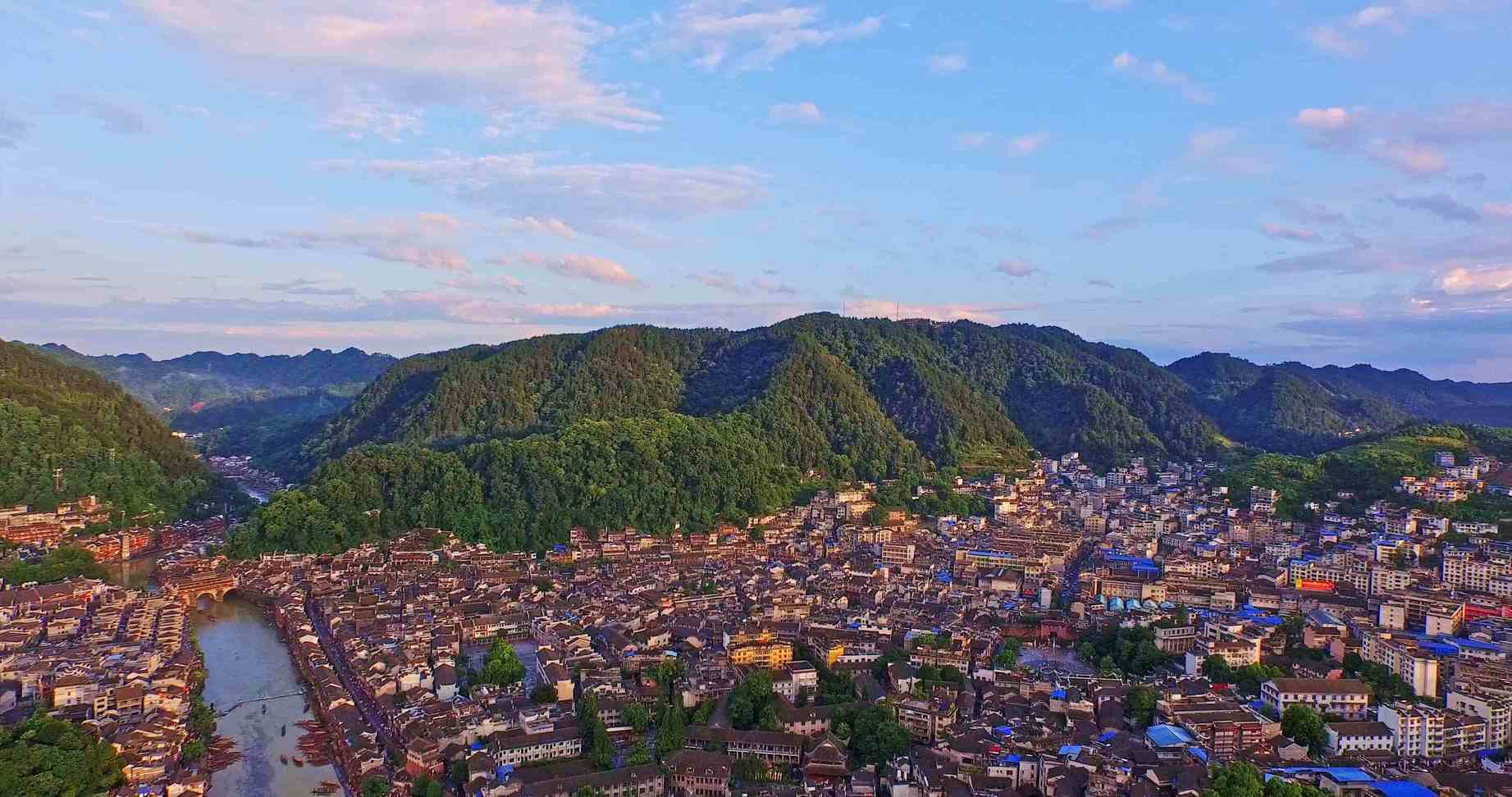 “湖南华铁国旅TOP榜单：张家界、凤凰古城