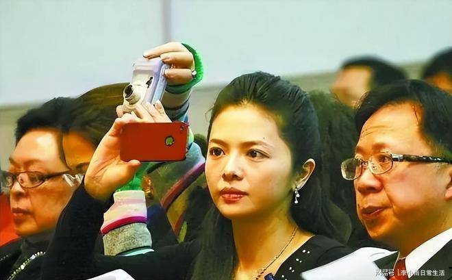 央视主持人文清现状:胖到不敢认,在桂林陪读老公在澳洲当院长