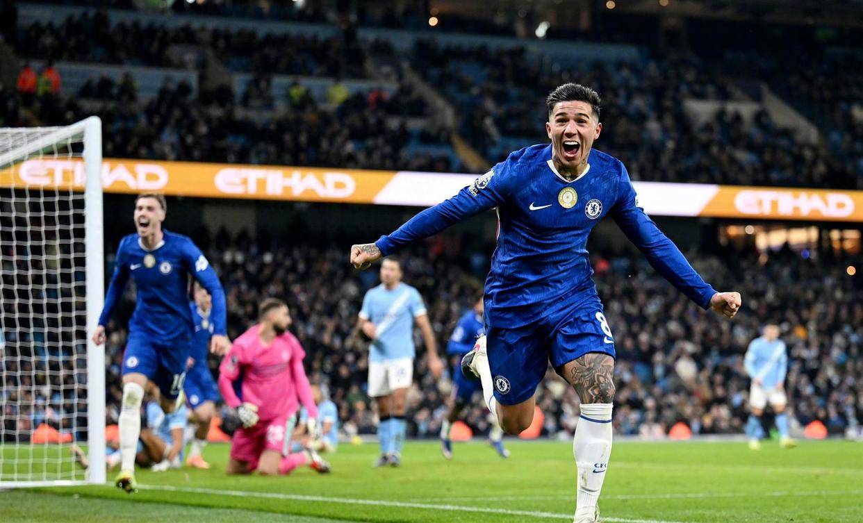 “英超积分榜大变天！阿森纳6分领跑却背负魔