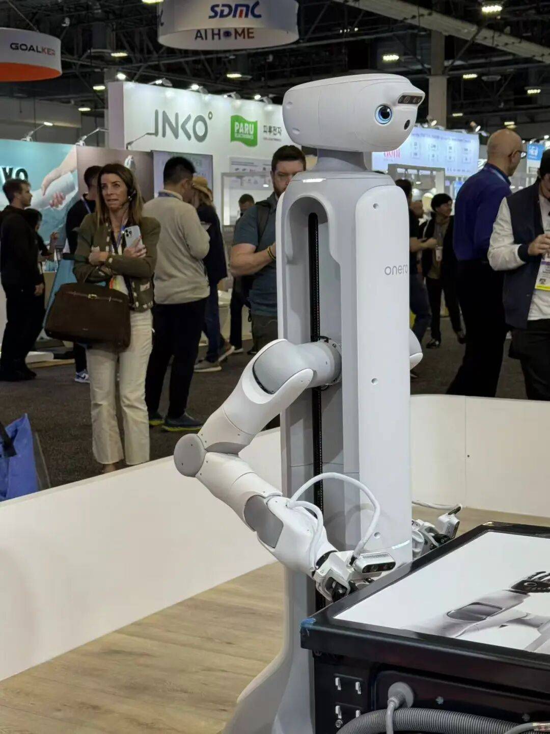 CES变成中国科技秀：机器人跳舞、熊猫获奖、眼镜会说话