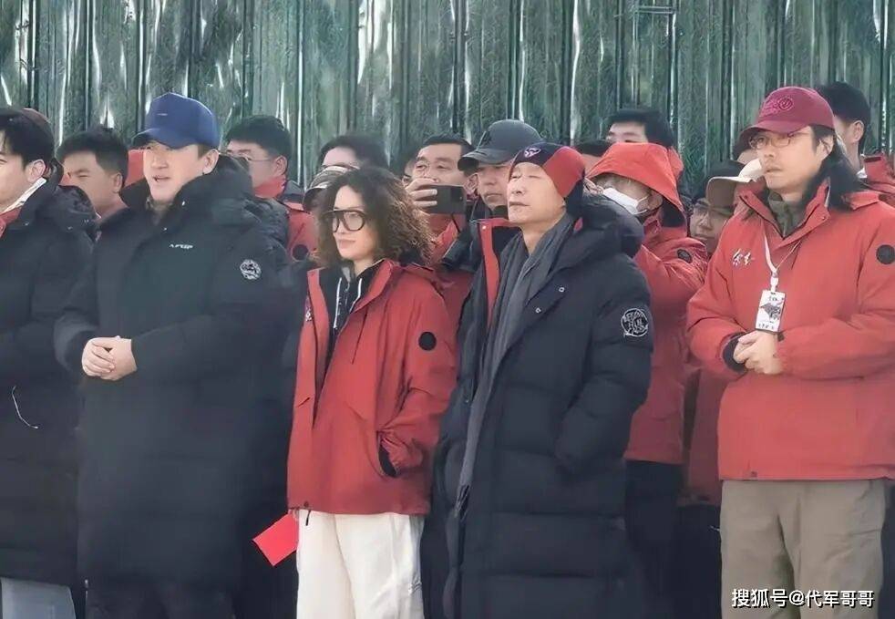 49岁马伊琍近况曝光！皮松肉垮面相大变，一头羊毛卷被吐槽老气