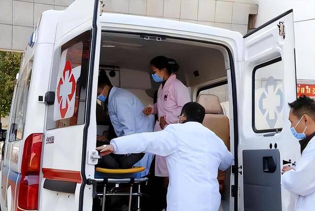 回想男教员车祸昏厥7天无人缴费竟被病院保