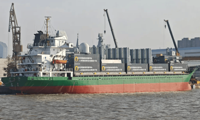 美截俄油轮前，中国 “集装箱战舰” 突然亮相！巧合？没那么简单