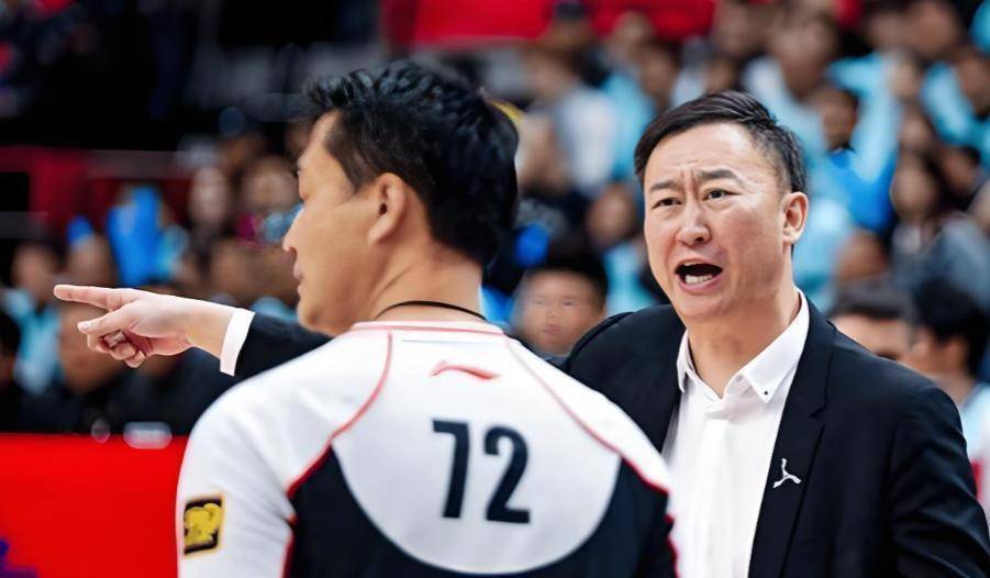 CBA今夜榜首之争19点35分！C伟德体