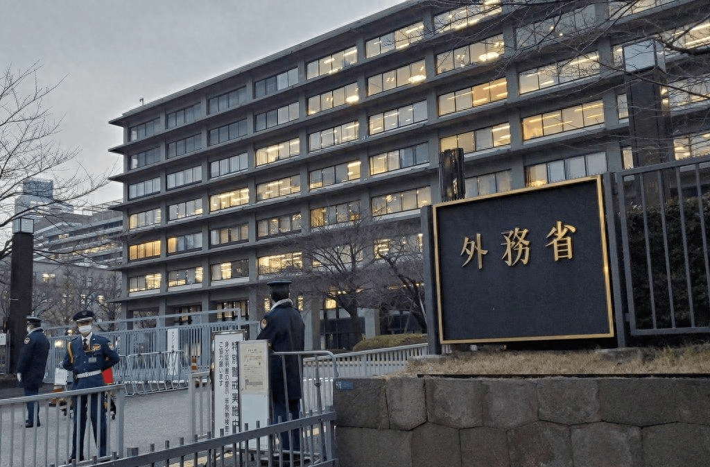 千艘中国船集结！解放军表态后，外交部点名日本：血债必须要偿还