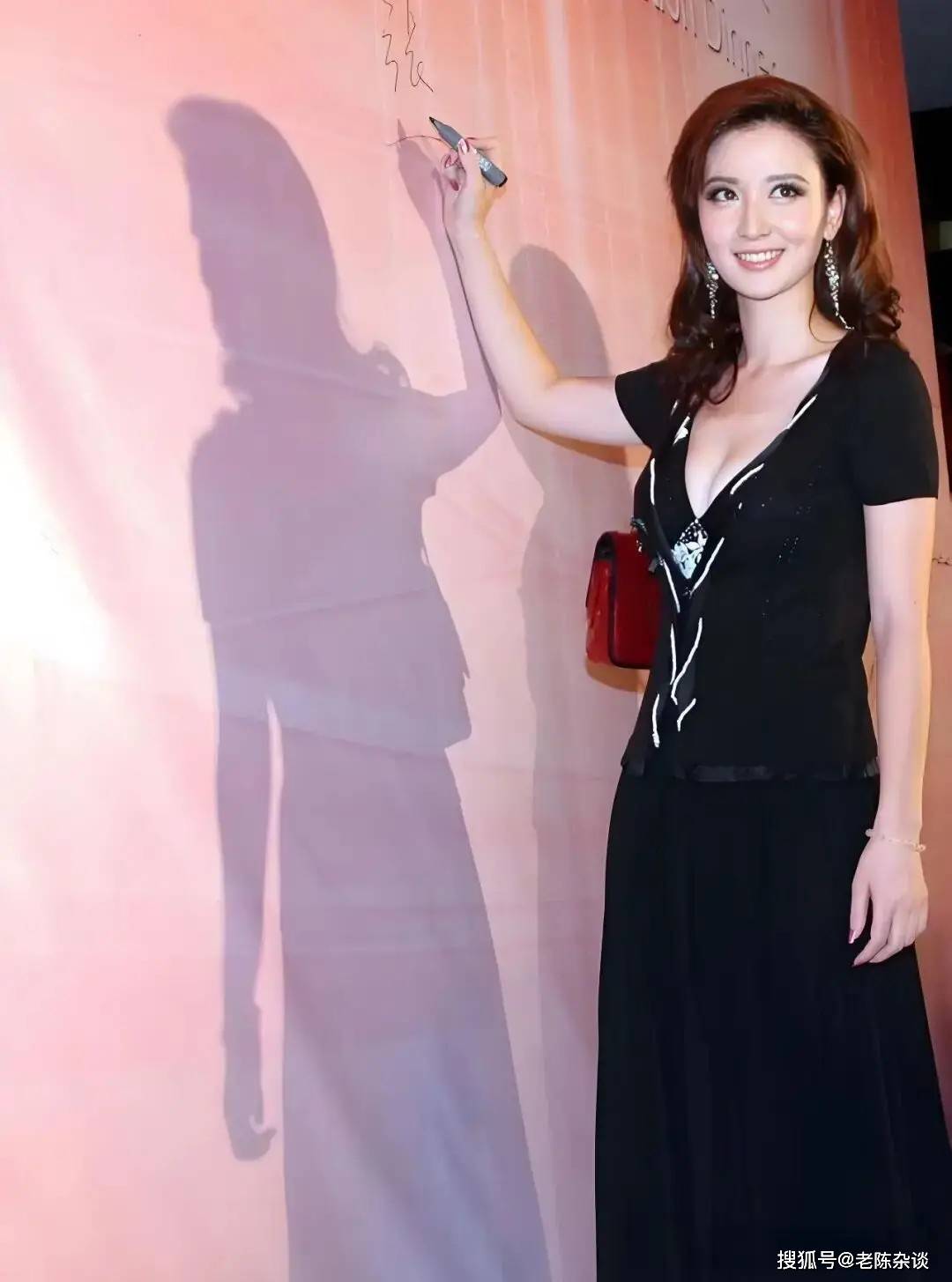 43岁张萌的“泳装照”绝了！大秀腰臀比，网友直呼：说23岁我都信