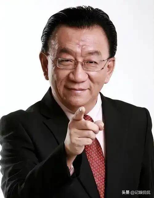 侯耀华办80大寿！穿金黄马褂派头足，现场开心收礼，儿子至亲没来