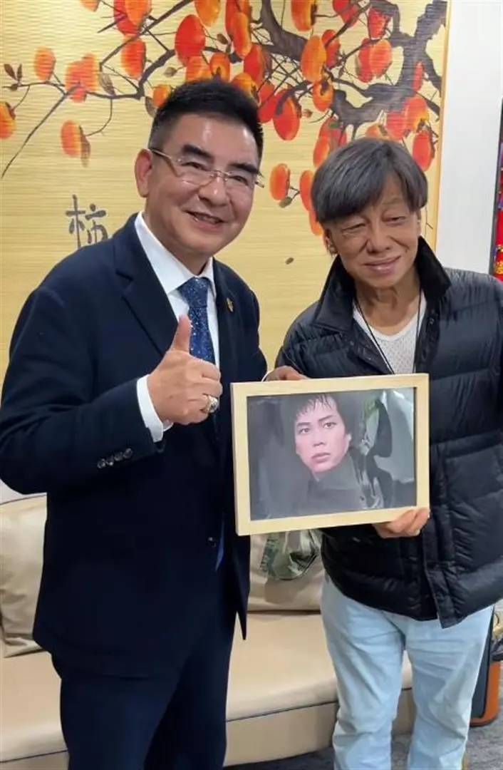 陈光标真敢说!他曝梁小龙是被身边人累垮的,早就劝过可惜没听劝,人走了账号还在卖货