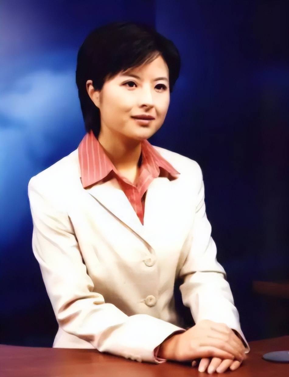 和李铁相守26年，离开央视后财富自由，定居上海，满头白发也坦然