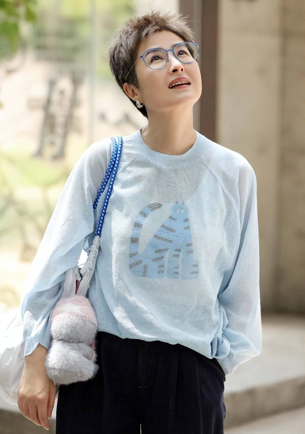 和李铁相守26年，离开央视后财富自由，定居上海，满头白发也坦然