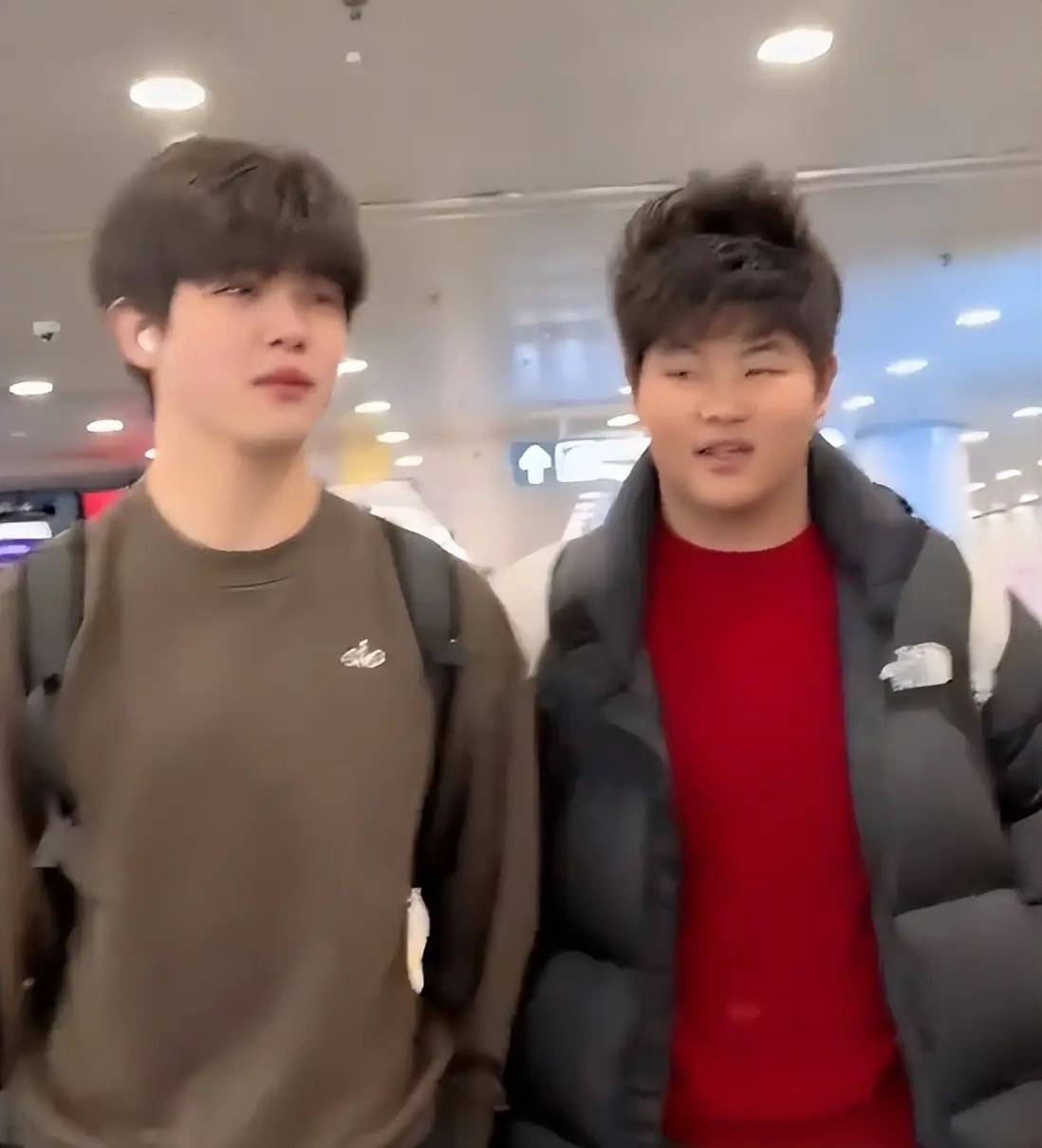 胡可14岁儿子晒留学生活，住60平套房有两面墙衣柜，吃火鸡面解馋