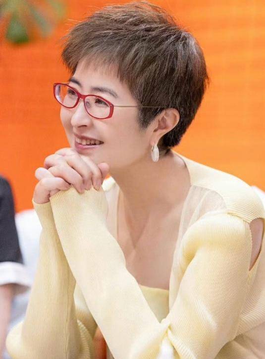 和李铁相守26年，离开央视后财富自由，定居上海，满头白发也坦然