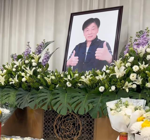 梁小龙追悼会正式举行!遗照没有用“陈真”形象,周星驰送花圈