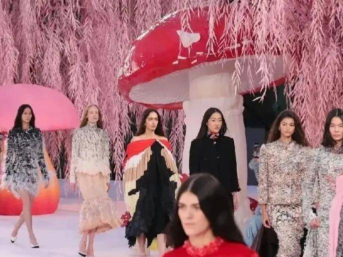 喇叭裙搭配什么上衣