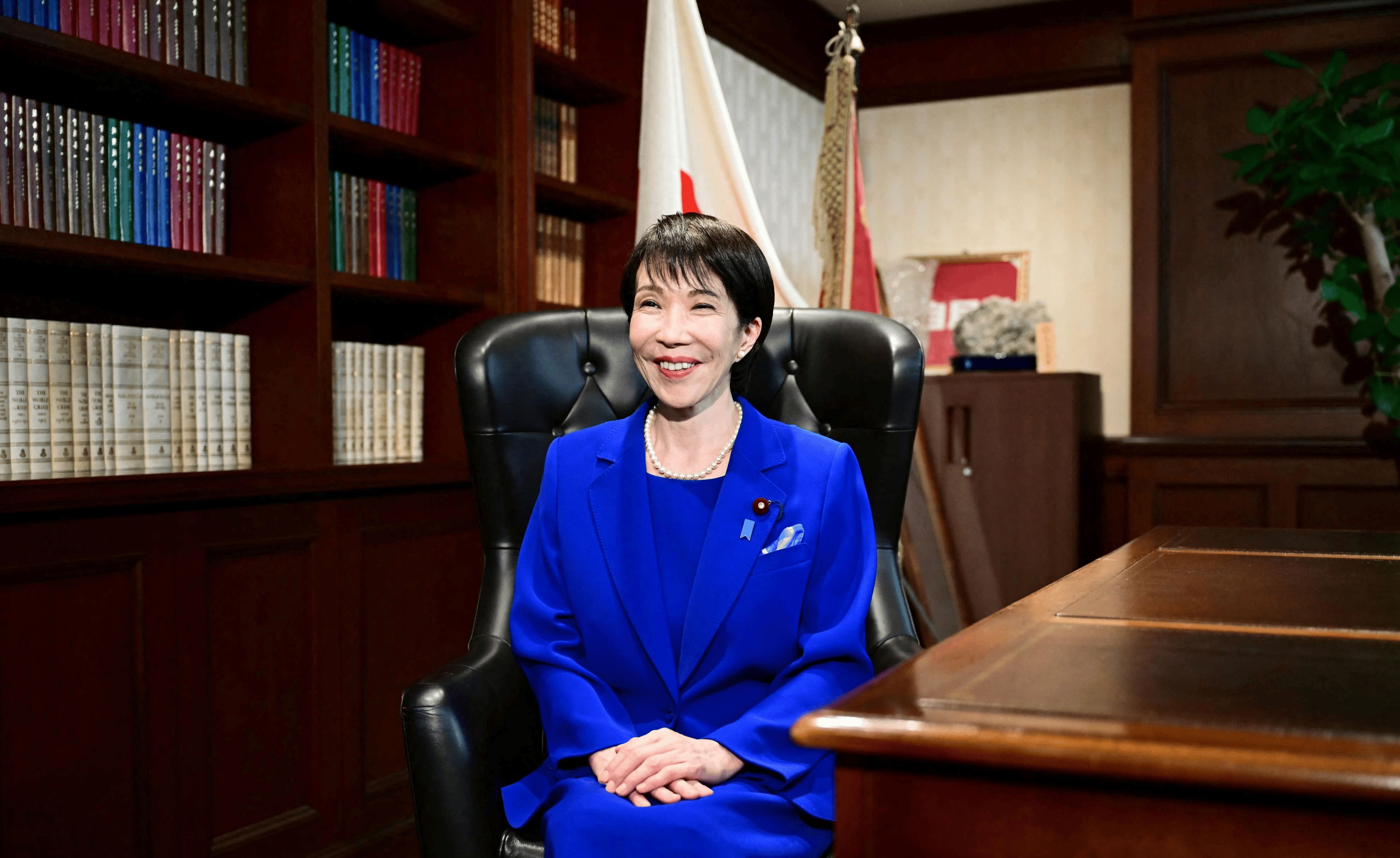 不反华了？高市早苗通知中国，战争派兵方案变了，解放军舰队已上场