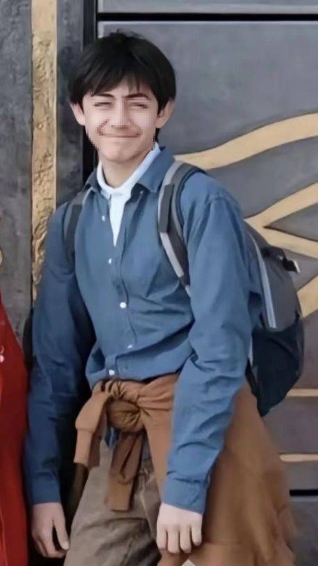 刘烨儿子上法国新闻联播，14岁诺一真的长大了，一圈胡子抢镜