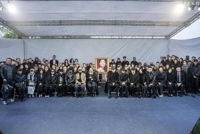 大S忌日不到24小时，小玥儿姐弟新动态曝光，让S家的深情成笑话