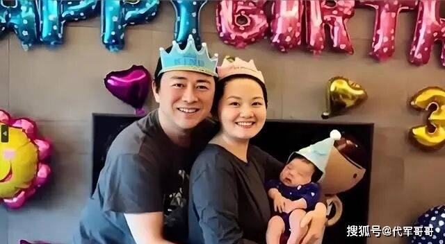 央视主持人蒋小涵：嫁给初恋36岁高龄生子，如今44岁被老公宠成公主