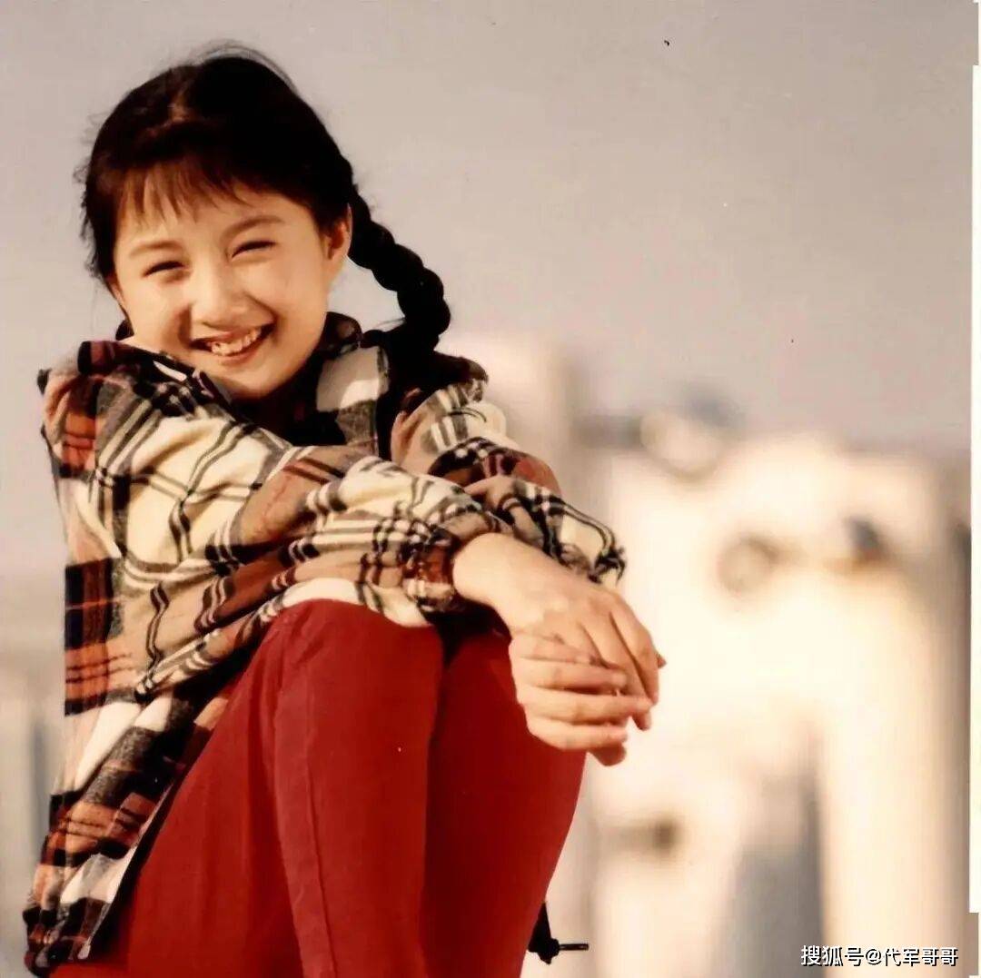 央视主持人蒋小涵：嫁给初恋36岁高龄生子，如今44岁被老公宠成公主