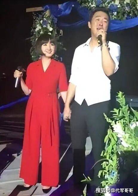 央视主持人蒋小涵：嫁给初恋36岁高龄生子，如今44岁被老公宠成公主