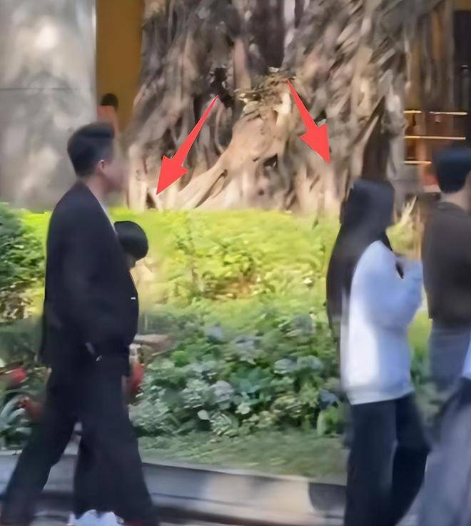 大S忌日不到24小时，小玥儿姐弟新动态曝光，让S家的深情成笑话