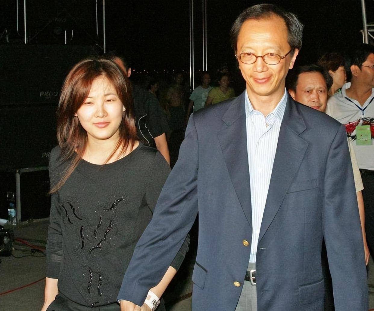 恩爱23年难敌残酷现实！73岁梁锦松衰老47岁伏明霞依旧美艳