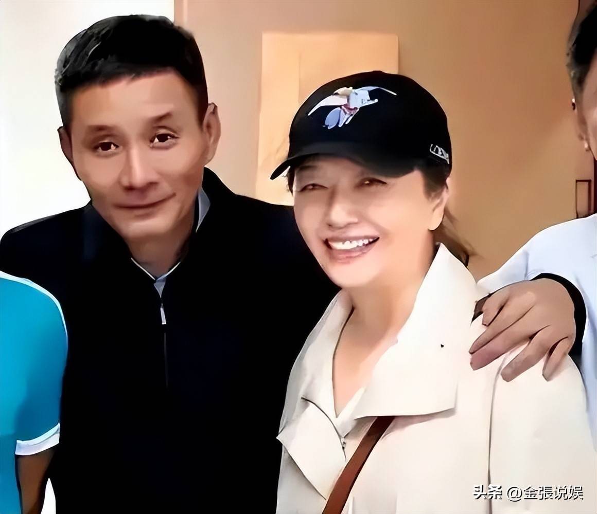 江珊演出获老公探班，56岁田小洁胡子花白好苍老，俩人不像姐弟恋