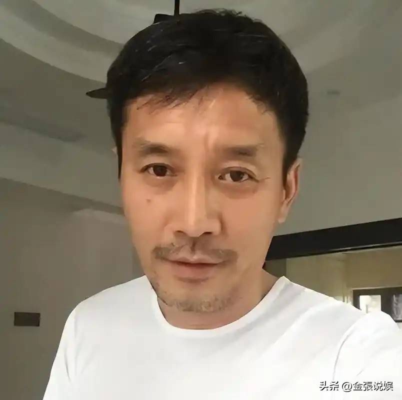 江珊演出获老公探班，56岁田小洁胡子花白好苍老，俩人不像姐弟恋