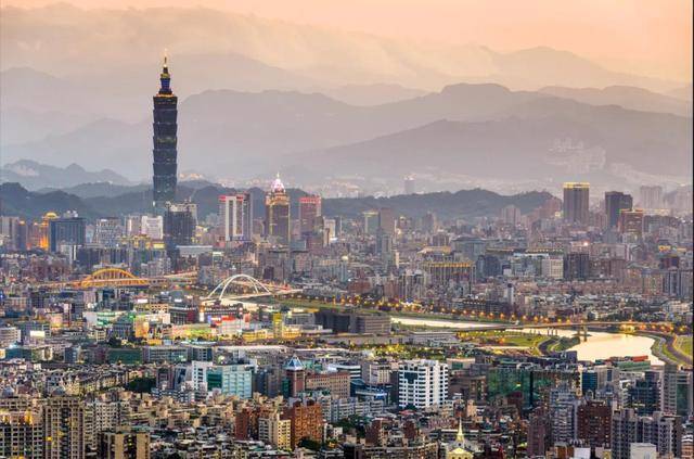 中方致电美俄元首，中俄默契沟通，特朗普打破惯性表述，任期内不会让中美生变！