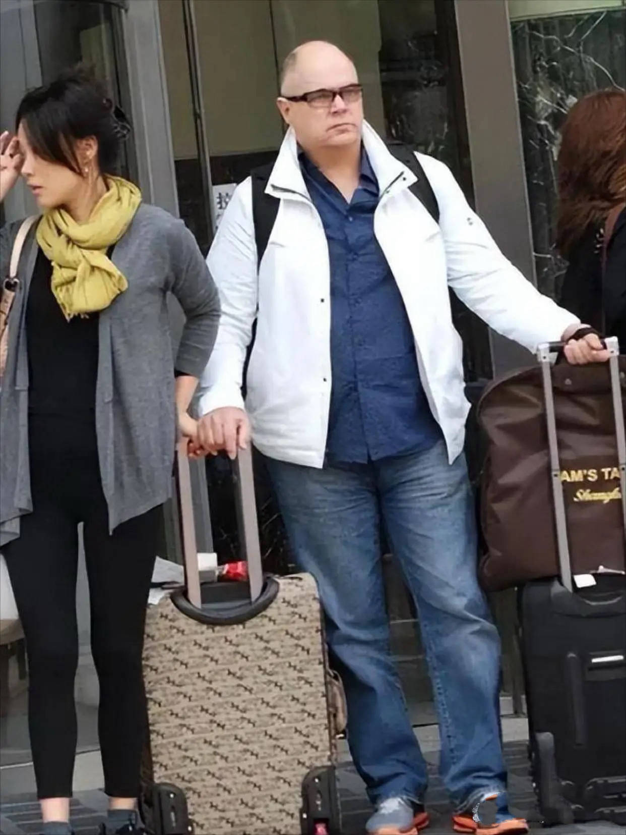 邬君梅独自庆60大寿，结婚30年做9次试管没怀孕，外籍丈夫已病逝