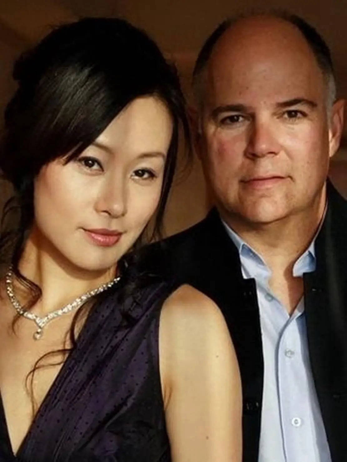 邬君梅独自庆60大寿，结婚30年做9次试管没怀孕，外籍丈夫已病逝