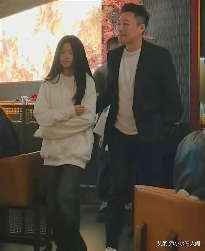 汪小菲带女儿散心，小玥儿眼睛哭红太心疼，韩媒曝大S死因不简单