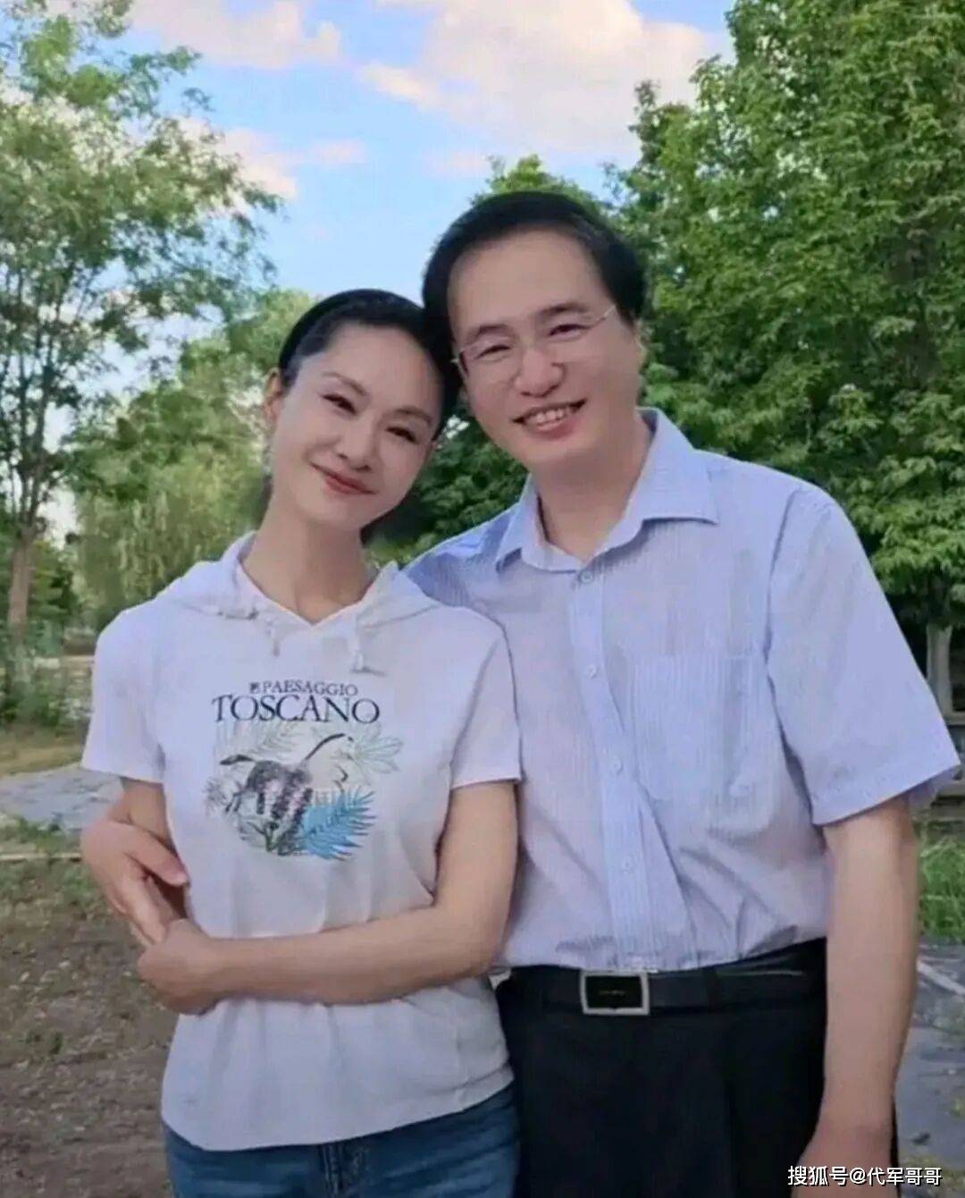 59岁于文华近况曝光！离婚后带女儿嫁给粉丝，如今尽情享受田园生活