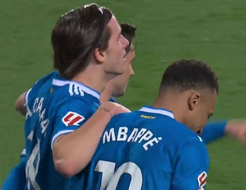 西甲联赛免费高清直播＋实时赛程积分榜＋竞彩预测全覆盖（2025赛季）西甲争冠白热化！皇马2-0完胜紧追巴萨主场决战定冠军就看这两架超级跑车谁能先冲线