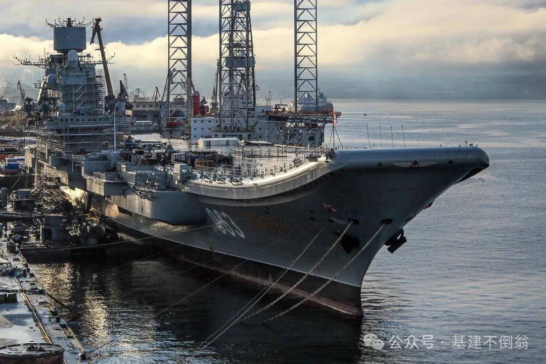 修了九年，还在挣扎？俄罗斯唯一航母突然“卸妆”，这次真要动了？