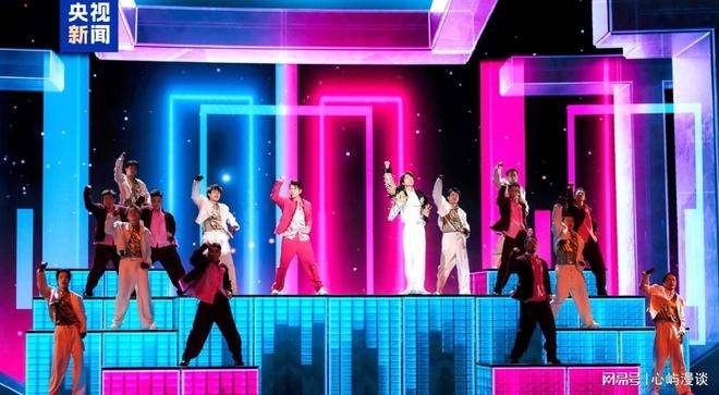 王一博郭富城跳疯了？春晚舞台竟成跨代男团