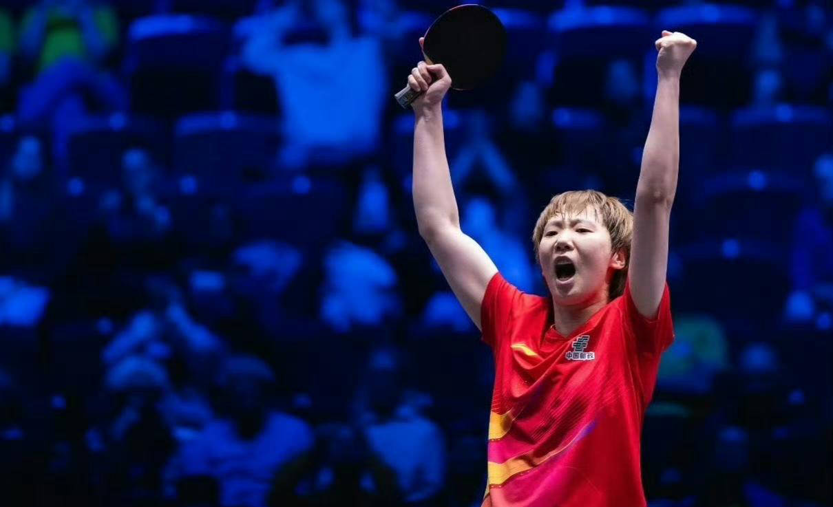 国乒马年整活！孙颖莎拆盲盒、王楚钦送平安粉丝们乐开怀叫扬叔 - 全网最会整活的苏超球迷  足球圈热梗收割机