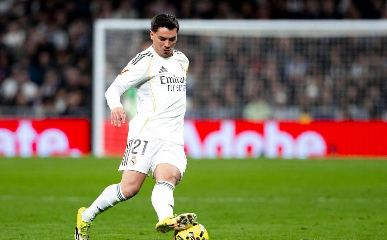 西班牙足球甲级联赛西甲争冠格局巨变！皇马4-1豪取胜利登顶巴萨1-2爆冷失利悬念骤增