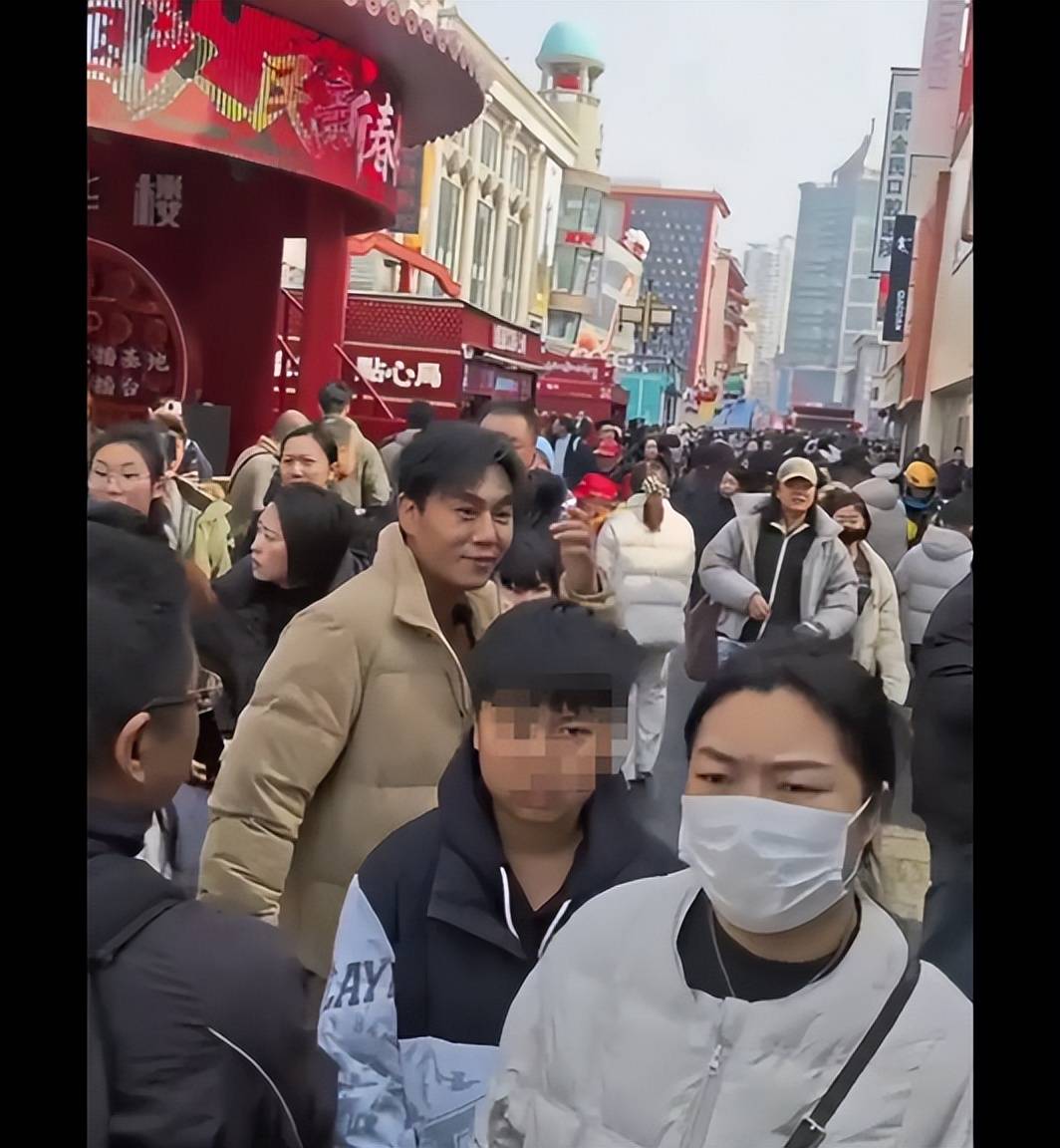 秦昊伊能静东北游玩，夫妻牵手同行，令人羡慕！