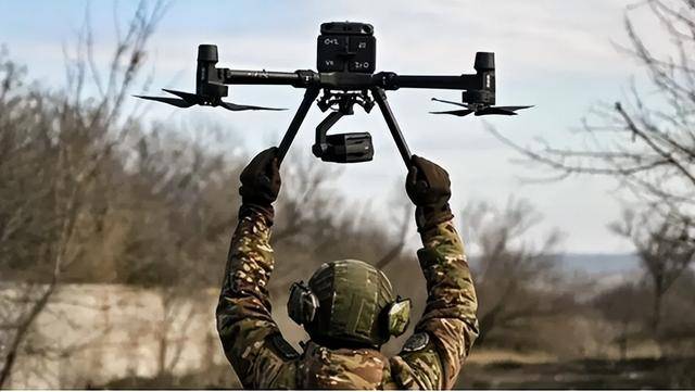 普京看准时机，俄军大规模集结，乌方失去27国相助，难挡俄军攻势