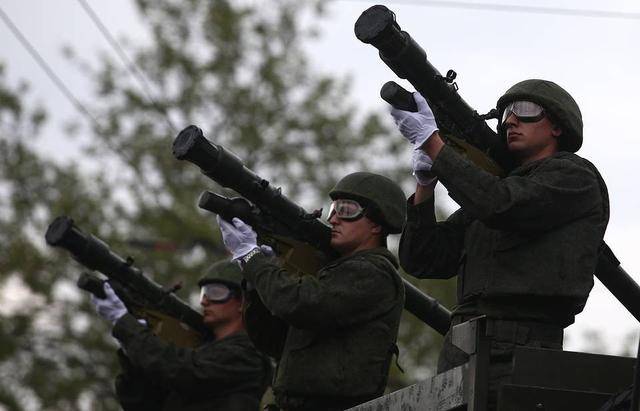 伊朗如何对抗美国空袭？买了2500枚俄制防空导弹，美军敢下场，苏35将升空反击