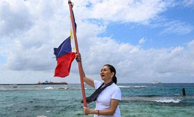 菲律宾高官率团登南海岛礁，飞机还未降落就遭锁定，中方舰船尽在掌控